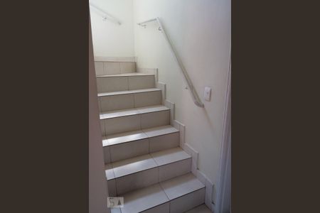 Escadas de casa à venda com 4 quartos, 156m² em Vila Granada, São Paulo