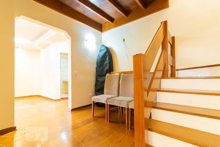 Apartamento à venda com 225m², 4 quartos e 3 vagasEscada para os Quartos