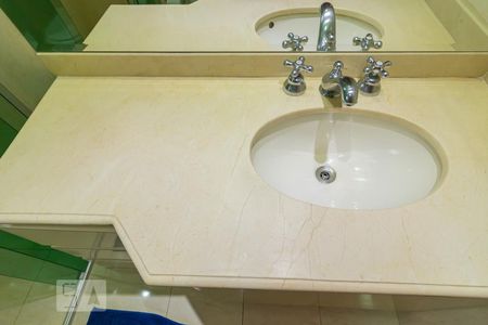 Apartamento à venda com 225m², 4 quartos e 3 vagasDetalhe banheiro suite 1