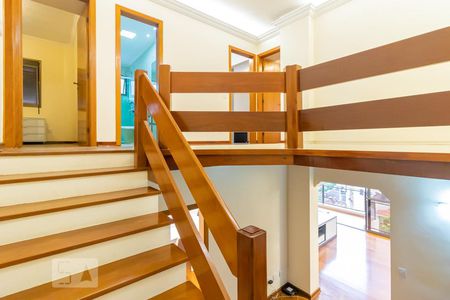 Apartamento à venda com 225m², 4 quartos e 3 vagasEscada para os Quartos