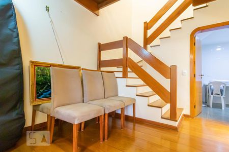 Apartamento à venda com 225m², 4 quartos e 3 vagasEscada para os Quartos