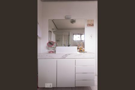 Casa à venda com 312m², 6 quartos e 3 vagasBanheiro 01