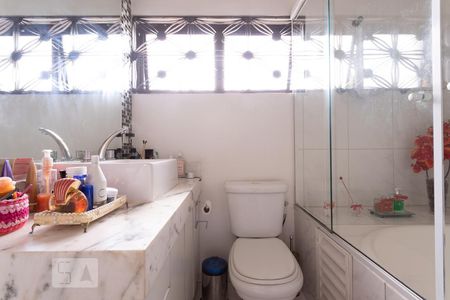 Casa à venda com 312m², 6 quartos e 3 vagasBanheiro da Suíte 1