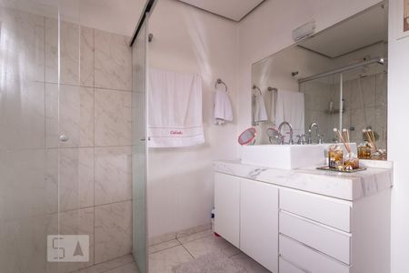 Casa à venda com 312m², 6 quartos e 3 vagasBanheiro 01