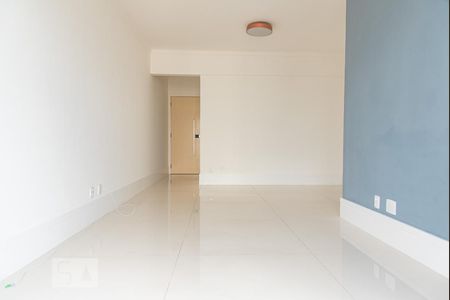 Sala de apartamento para alugar com 3 quartos, 75m² em Vila Firmiano Pinto, São Paulo