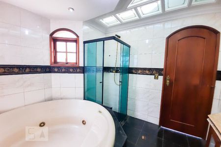 Casa à venda com 606m², 4 quartos e 6 vagasBanheiro da Suíte 1