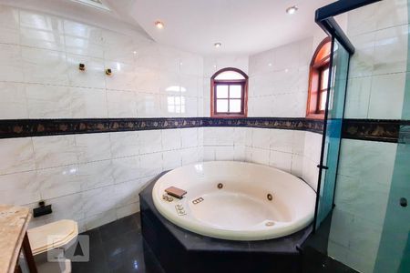 Casa à venda com 606m², 4 quartos e 6 vagasBanheiro da Suíte 1