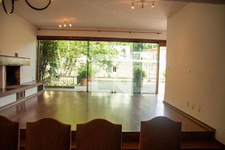 Sala de estar de casa à venda com 6 quartos, 500m² em Fazenda Morumbi, São Paulo