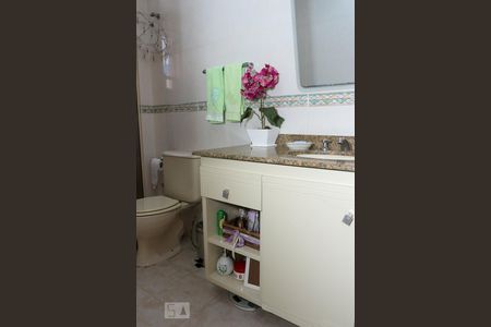 Apartamento à venda com 400m², 4 quartos e 2 vagas Apartamento à venda com 400m², 4 quartos e 2 vagasBanheiro da Suíte 1