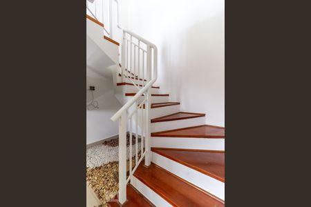 Escada de apartamento para alugar com 2 quartos, 178m² em Jardim Tupanci, Barueri