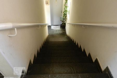 Apartamento à venda com 47m², 2 quartos e 1 vagaEscada de acesso 