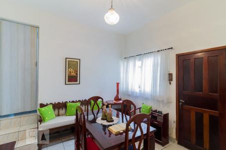 Casa à venda com 200m², 5 quartos e 2 vagas Casa à venda com 200m², 5 quartos e 2 vagasSala 2