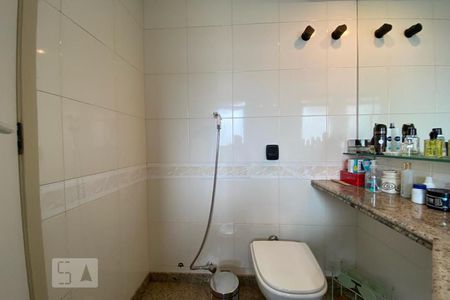 Apartamento à venda com 160m², 4 quartos e 3 vagas Apartamento à venda com 160m², 4 quartos e 3 vagasBanheiro da Suíte 1