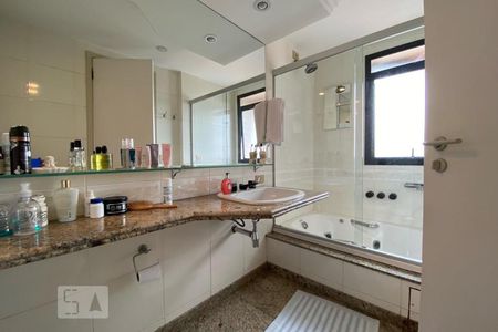 Apartamento à venda com 160m², 4 quartos e 3 vagas Apartamento à venda com 160m², 4 quartos e 3 vagasBanheiro da Suíte 1