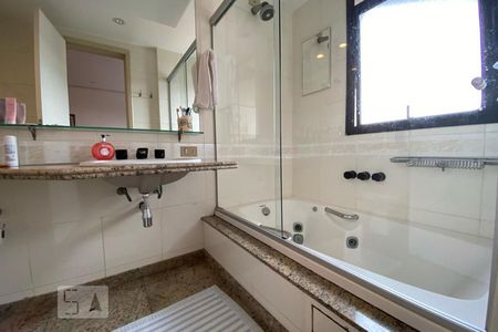 Apartamento à venda com 160m², 4 quartos e 3 vagas Apartamento à venda com 160m², 4 quartos e 3 vagasBanheiro da Suíte 1