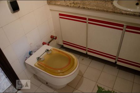 Casa à venda com 432m², 4 quartos e 6 vagasBanheiro da suite 3