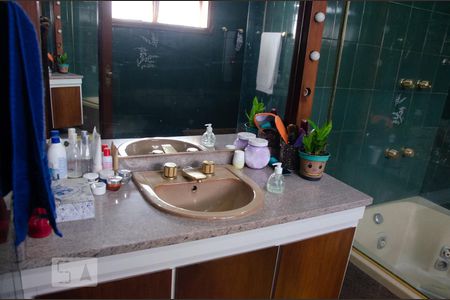 Casa à venda com 432m², 4 quartos e 6 vagasBanheiro da suite 1