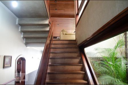 Casa à venda com 432m², 4 quartos e 6 vagasEscada piso Superior