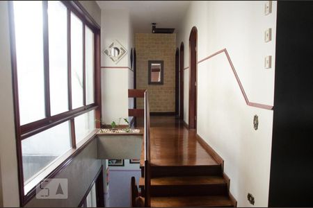 Casa à venda com 432m², 4 quartos e 6 vagasEscada para Suítes