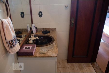 Casa à venda com 432m², 4 quartos e 6 vagasBanheiro da suite 2