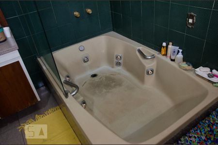 Casa à venda com 432m², 4 quartos e 6 vagasBanheiro da suite 1