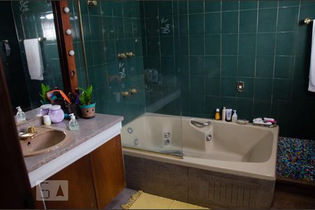 Casa à venda com 432m², 4 quartos e 6 vagasBanheiro da suite 1