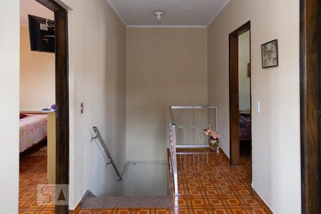 Casa à venda com 300m², 3 quartos e 5 vagas Casa à venda com 300m², 3 quartos e 5 vagasCorredor piso superior com acesso aos quartos