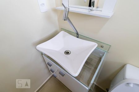 Banheiro de kitnet/studio para alugar com 1 quarto, 33m² em Aclimação, São Paulo