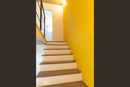 Escadas de apartamento para alugar com 2 quartos, 105m² em Gonzaga, Santos