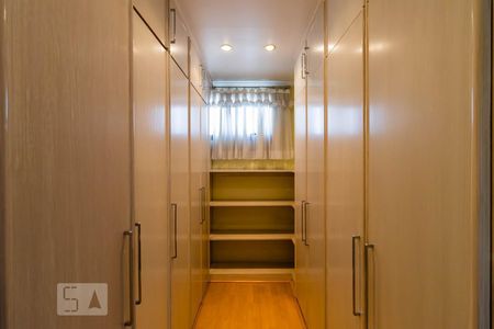 Apartamento à venda com 200m², 4 quartos e 4 vagasCloset da suíte 3