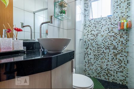 Banheiro de apartamento à venda com 2 quartos, 50m² em Castelo, Belo Horizonte