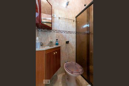 Casa à venda com 218m², 3 quartos e 5 vagasBanheiro Quarto 1 - Suite