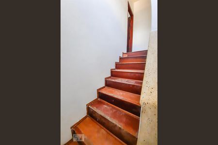 Casa à venda com 250m², 3 quartos e 4 vagasEscada