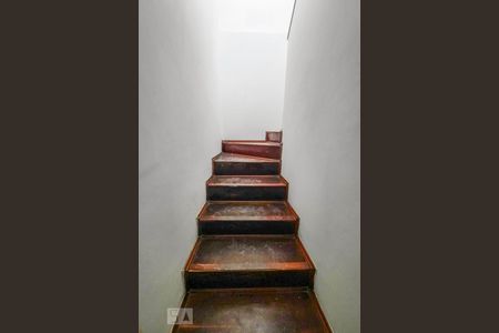 Casa à venda com 250m², 3 quartos e 4 vagasEscada 