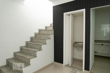 Escada da Sala de casa de condomínio para alugar com 3 quartos, 150m² em Chácara Belenzinho, São Paulo