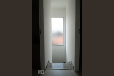 Corredor da Escada de casa de condomínio para alugar com 3 quartos, 150m² em Chácara Belenzinho, São Paulo