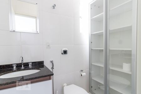 Banheiro de apartamento para alugar com 1 quarto, 50m² em Petrópolis, Porto Alegre