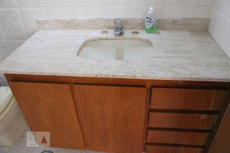 Apartamento para alugar com 47m², 1 quarto e 1 vagaDetalhe do banheiro