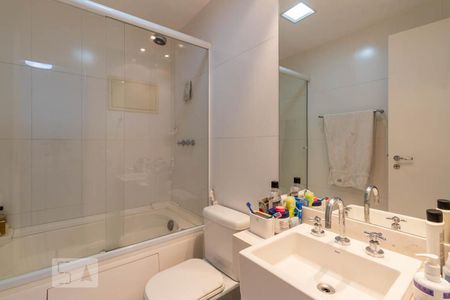 Banheiro de apartamento à venda com 1 quarto, 48m² em Vila Nova Conceição, São Paulo