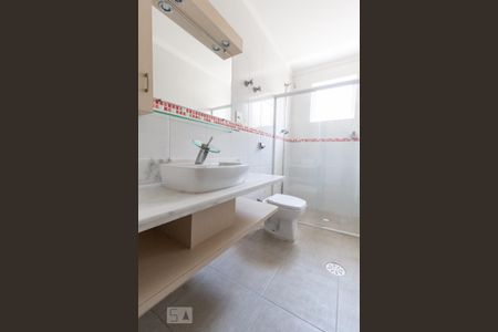 Casa para alugar com 180m², 3 quartos e 2 vagasBanheiro Social