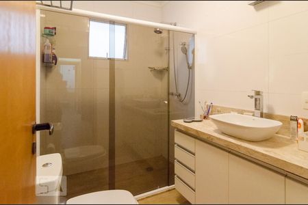 Casa à venda com 250m², 4 quartos e 5 vagasBanheiro da Suíte 1