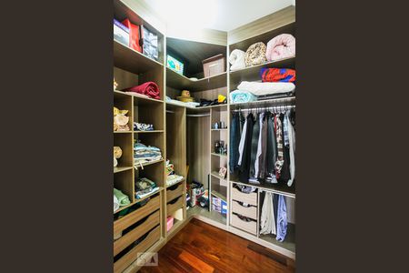 Casa à venda com 180m², 3 quartos e 6 vagas Casa à venda com 180m², 3 quartos e 6 vagasCloset Suíte 1