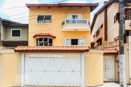 Casa à venda com 180m², 3 quartos e 6 vagas Casa à venda com 180m², 3 quartos e 6 vagasFachada