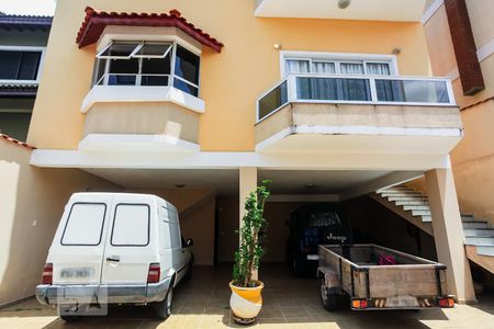 Casa à venda com 180m², 3 quartos e 6 vagas Casa à venda com 180m², 3 quartos e 6 vagasGaragem