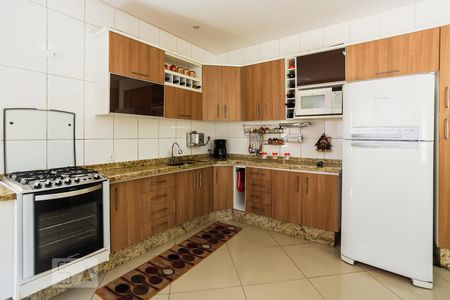 Casa à venda com 180m², 3 quartos e 6 vagas Casa à venda com 180m², 3 quartos e 6 vagasCozinha