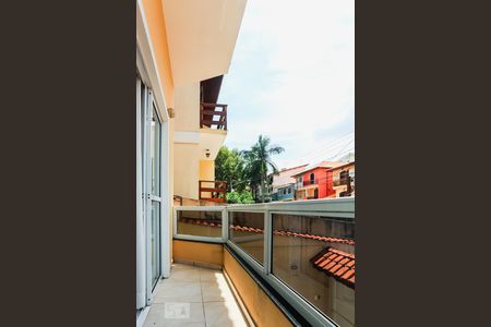 Casa à venda com 180m², 3 quartos e 6 vagas Casa à venda com 180m², 3 quartos e 6 vagasSacada