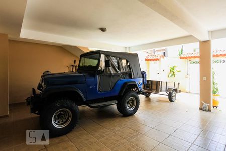 Casa à venda com 180m², 3 quartos e 6 vagas Casa à venda com 180m², 3 quartos e 6 vagasGaragem