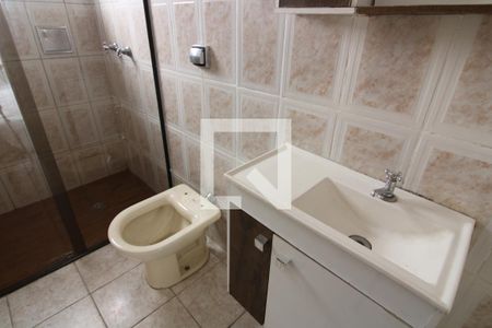 Banheiro de casa para alugar com 1 quarto, 70m² em Vila Paranaguá, São Paulo
