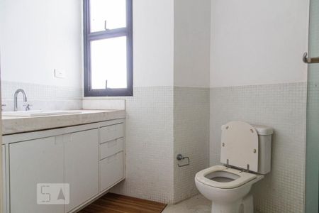 Apartamento para alugar com 252m², 4 quartos e 4 vagas Apartamento para alugar com 252m², 4 quartos e 4 vagasBanheiro da Suíte 2