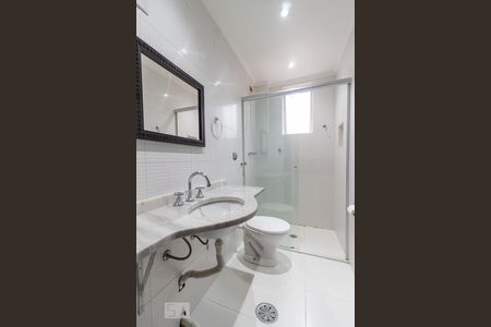 Banheiro de apartamento à venda com 1 quarto, 42m² em Petrópolis, Porto Alegre